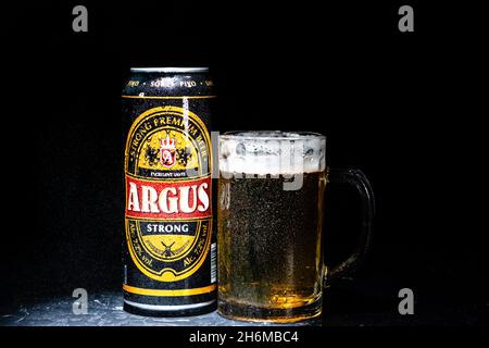 Lattina di birra Argus e bicchiere di birra su sfondo scuro. Fotografia editoriale illustrativa scattata a Bucarest, Romania, 2021 Foto Stock