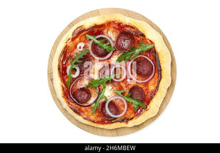 Gustosa pizza al Salami isolata su sfondo bianco Foto Stock