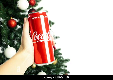 Odessa, Ucraina - 20 ottobre 2021: Composizione a forma di albero di Natale realizzata con lattine di Coca-Cola, isolata su sfondo bianco Foto Stock