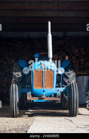 Trattore Fordson Dexta in capannone a Duntroon, South Canterbury, South Island, Nuova Zelanda Foto Stock