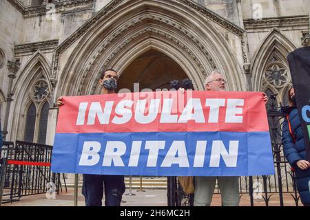 Londra, Regno Unito. 16 novembre 2021. I manifestanti detengono un cartello "insulate Britain" durante la manifestazione al di fuori delle corti reali di giustizia. Nove attivisti si trovano in prigione per aver violato un ingiunzione durante le recenti proteste insulate della Gran Bretagna. I manifestanti chiedono che il governo isoli tutte le abitazioni sociali entro il 2025, e si assuma la responsabilità di garantire che tutte le case nel Regno Unito siano più efficienti dal punto di vista energetico entro il 2030, come parte di più ampi obiettivi di cambiamento climatico e decarbonizzazione. (Foto di Vuk Valcic/SOPA Images/Sipa USA) Credit: Sipa USA/Alamy Live News Foto Stock