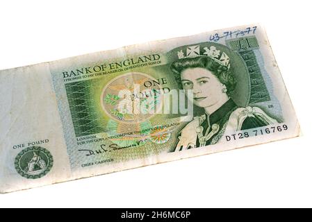Den Helder, paesi bassi. Ottobre 2021. Un biglietto da sterlina con la regina Elisabetta su sfondo bianco. Foto di alta qualità Foto Stock