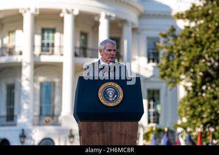 Washington, Stati Uniti d'America. 15 Nov 2021. Washington, Stati Uniti d'America. 15 novembre 2021. Il senatore degli Stati Uniti Rob Portman consegna le osservazioni prima che il presidente Joe Biden firmi il $1.2 trilione disegno di legge bipartisan dell'infrastruttura durante una cerimonia sul prato del sud della Casa Bianca 15 novembre 2021 a Washington, DC accreditamento: Cameron Smith/Casa Bianca Foto/Alamy Live News Foto Stock