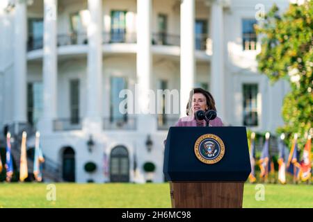 Washington, Stati Uniti d'America. 15 Nov 2021. Washington, Stati Uniti d'America. 15 novembre 2021. Il Presidente degli Stati Uniti Nancy Pelosi consegna osservazioni prima che il Presidente Joe Biden firmi la fattura di infrastrutture bipartisan da 1.2 trilioni di dollari durante una cerimonia sul prato meridionale della Casa Bianca 15 novembre 2021 a Washington, DC Credit: Cameron Smith/Casa Bianca Foto/Alamy Live News Foto Stock