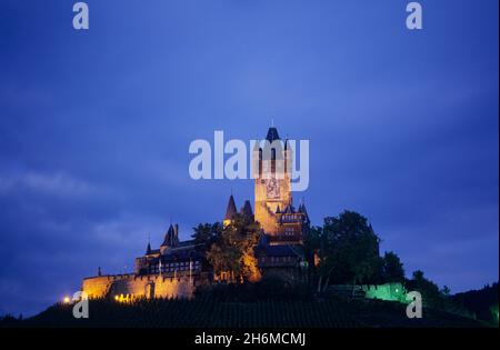 Castello di Cochem sopra il fiume Mosella illuminato al crepuscolo, Renania-Palatinato, Germania Foto Stock