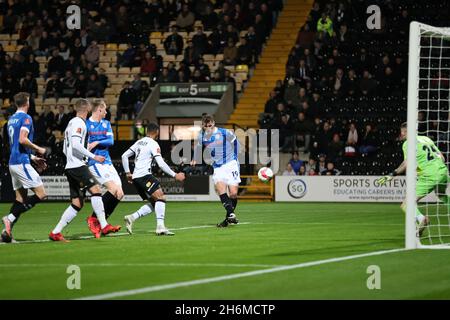 NOTTINGHAM, REGNO UNITO. 16 NOVEMBRE. Josh Andrews di Rochdale segna il loro obiettivo di apertura del lato della partita durante la prima partita di andata e ritorno Emirates fa Cup tra la contea di Notts e Rochdale al Meadow Lane Stadium di Nottingham martedì 16 novembre 2021. (Credit: James Holyoak) Foto Stock