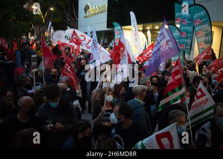 Malaga, Spagna. 16 novembre 2021. I manifestanti ondano bandiere e cantano slogan durante una protesta contro il licenziamento dei dipendenti della banca Unicaja, di fronte alla sede centrale di Unicaja.la banca spagnola Unicaja ha proposto un piano di licenziamento di oltre 1,500 dipendenti. I principali sindacati hanno lanciato numerose proteste e scioperi contro il massiccio licenziamento di dipendenti dopo che i profitti milionari sono stati vinti con la fusione tra Unicaja e Liberbank. Credit: SOPA Images Limited/Alamy Live News Foto Stock