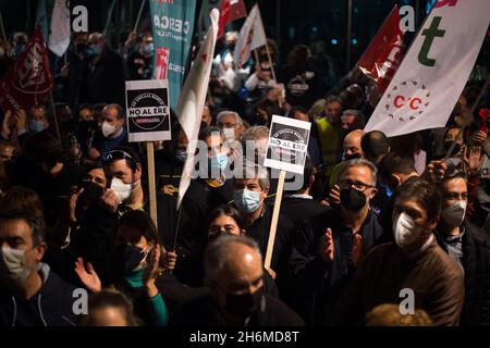 Malaga, Spagna. 16 novembre 2021. I manifestanti detengono cartelli e bandiere durante una protesta contro il licenziamento di dipendenti della banca Unicaja, di fronte alla sede centrale di Unicaja.la banca spagnola Unicaja ha proposto un piano di licenziamento di oltre 1,500 dipendenti. I principali sindacati hanno lanciato numerose proteste e scioperi contro il massiccio licenziamento di dipendenti dopo che i profitti milionari sono stati vinti con la fusione tra Unicaja e Liberbank. Credit: SOPA Images Limited/Alamy Live News Foto Stock