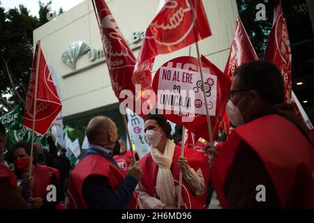 Malaga, Spagna. 16 novembre 2021. Un manifestante tiene un cartello durante una protesta contro il licenziamento di dipendenti della banca Unicaja, di fronte alla sede centrale di Unicaja.la banca spagnola Unicaja ha proposto un piano di licenziamento di oltre 1,500 dipendenti. I principali sindacati hanno lanciato numerose proteste e scioperi contro il massiccio licenziamento di dipendenti dopo che i profitti milionari sono stati vinti con la fusione tra Unicaja e Liberbank. Credit: SOPA Images Limited/Alamy Live News Foto Stock