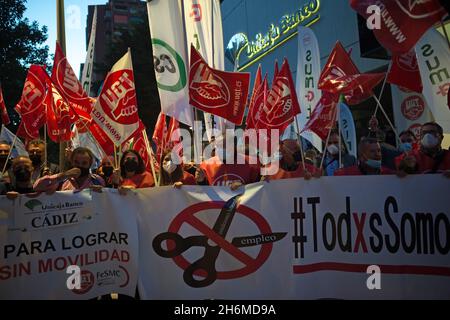 Malaga, Spagna. 16 novembre 2021. I manifestanti ondano bandiere e portano un grande banner durante una protesta contro il licenziamento di dipendenti della banca Unicaja, di fronte alla sede centrale di Unicaja.la banca spagnola Unicaja ha proposto un piano di licenziamento di oltre 1,500 dipendenti. I principali sindacati hanno lanciato numerose proteste e scioperi contro il massiccio licenziamento di dipendenti dopo che i profitti milionari sono stati vinti con la fusione tra Unicaja e Liberbank. Credit: SOPA Images Limited/Alamy Live News Foto Stock