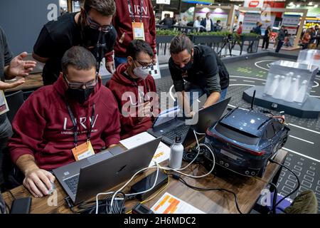 Barcellona, Spagna. 16 novembre 2021. I partecipanti al Autonomous Driving Challenge 2021 sponsorizzato da Volkswagen, Seat-Cupra e dall'Università Politecnica di Catalogna sono stati visti durante il Smartcity Expo World Congress 2021.tenutosi a Barcellona dal 2011 il Smartcity Expo World Congress 2021 si è svolto presso la fiera Fira di Barcellona. Smartcity Expo World Congress è l'evento leader a livello internazionale per le città che riflette il modo di costruire una società intelligente per città innovative e sostenibili. Credit: SOPA Images Limited/Alamy Live News Foto Stock