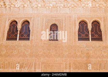 Decorazioni murali dei palazzi Nasridi Palacios Nazaries all'Alhambra a Granada, Spagna Foto Stock