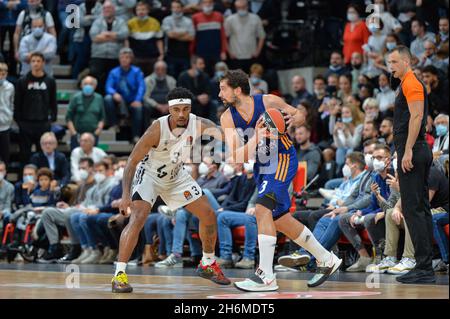 Lione, Francia. 16 novembre 2021. Lione, Francia, 16 novembre 2021 Sergio Llull (23 Real Madrid) protegge la palla da Chris Jones (3 LDLC ASVEL) durante la stagione regolare Eurolega Turkish Airlines turno 10 tra LDLC ASVEL Lyon-Villeurbanne e Real Madrid all'Astroballe Arena di Villeurbanne, Francia. Lyubomir Domozetski/SPP Credit: SPP Sport Press Photo. /Alamy Live News Foto Stock