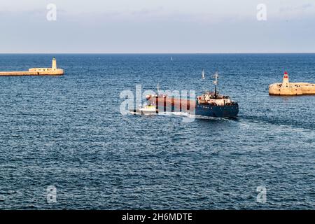 Nave da carico all'ingresso del Grand Harbour di Malta Foto Stock