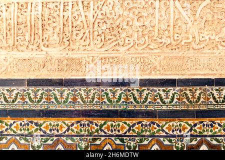 Particolare di architettura a Nasrid palazzi Palacios Nazaries a Alhambra a Granada, Spagna Foto Stock