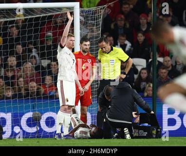 Cardiff, Galles, 16 novembre 2021. Kevin De Bruyne del Belgio chiede aiuto a seguito di uno scontro di testa tra Dedryck Boyata del Belgio e Kieffer Moore del Galles durante la gara di qualificazione europea della Coppa del mondo FIFA 2022 al Cardiff City Stadium di Cardiff. Il credito dovrebbe essere: Darren Staples / Sportimage Foto Stock