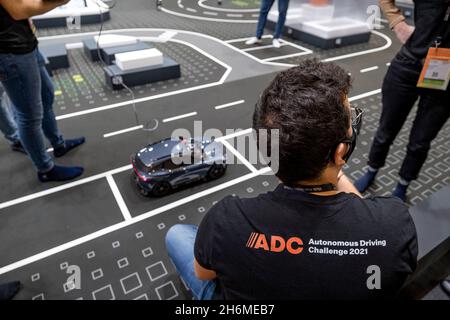 Barcellona, Spagna. 16 novembre 2021. I partecipanti al Autonomous Driving Challenge 2021 sponsorizzato da Volkswagen, Seat-Cupra e dall'Università Politecnica di Catalogna sono stati visti durante il Smartcity Expo World Congress 2021.tenutosi a Barcellona dal 2011 il Smartcity Expo World Congress 2021 si è svolto presso la fiera Fira di Barcellona. Smartcity Expo World Congress è l'evento leader a livello internazionale per le città che riflette il modo di costruire una società intelligente per città innovative e sostenibili. (Foto di Paco Freire/SOPA Images/Sipa USA) Credit: Sipa USA/Alamy Live News Foto Stock