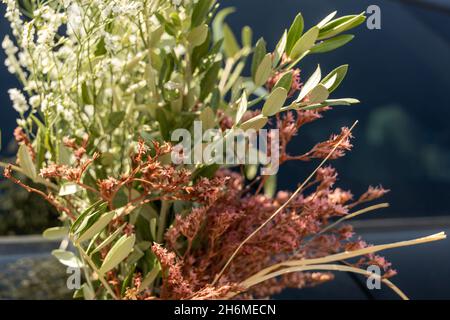 particolare di un bouquet con girasole paniculata bianca e limonium californicum rosa a fuoco selettivo Foto Stock