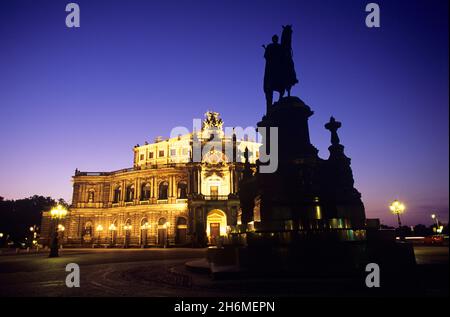 Il teatro dell'opera Semper si è acceso di notte a Dresda, Sassonia, Germania Foto Stock