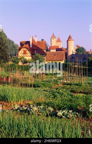 Orto ed edifici nella piccola città di Dinkelsbuhl, Baviera, Germania Foto Stock