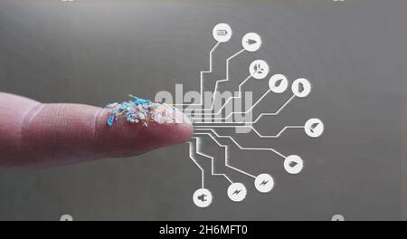 Infografica di microtplastiche su un dito umano. Concetto creativo cf inquinamento idrico e riscaldamento globale. Design del cambiamento climatico. Foto Stock