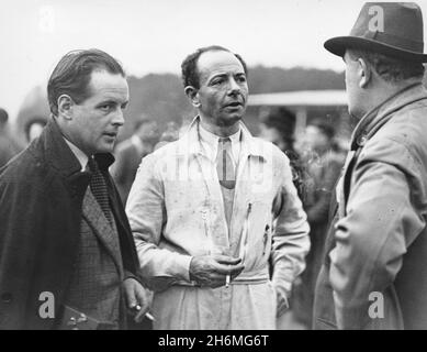 Peter Berthon, Raymond Mays e Humphrey Cook, i 3 uomini dietro le auto era del 1934, nel paddock del circuito di Donington Park, Coronation Trophy Races 14 maggio 1938. Mays e Berthon andarono a creare BRM dopo la guerra, ancora con sede a Bourne a Lincs, fotografia scattata da T W Green, che era un fotografo di stampa del Nottingham Journal. Foto Stock