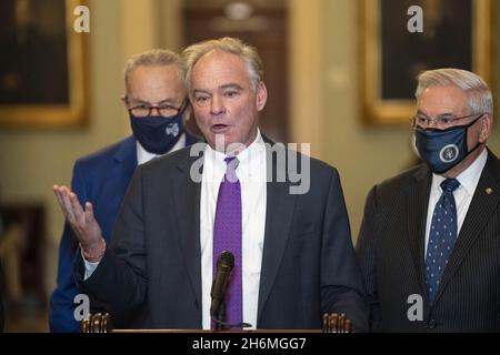 Washington, Stati Uniti. 16 novembre 2021. Il senatore Tim Kaine, D-VA, parla a una conferenza stampa della leadership democratica dopo il pranzo settimanale al Campidoglio degli Stati Uniti a Washington, DC martedì 16 novembre 2021. Foto di Sarah Silbiger/UPI Credit: UPI/Alamy Live News Foto Stock