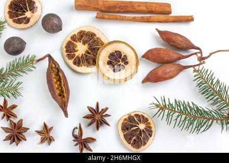 Sfondo delle vacanze. Ingredienti della torta di Natale su sfondo bianco. Natale e Capodanno. Disposizione piatta. Spazio di copia. Foto Stock