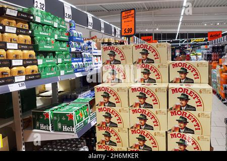 Birra Moretti in un supermercato Foto Stock