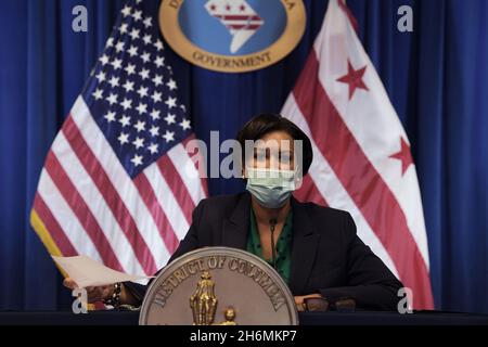 16 novembre 2021, Washington, Distry of Columbia, USA: DC Mayor MURIEL BOWSER tenere una conferenza stampa su Covid19 pandemic Situational Update oggi il 16 novembre 2021 presso John A. Wilson Building a Washington DC, USA. (Credit Image: © Lenin Nolly/ZUMA Press Wire) Foto Stock