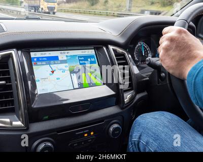 Un'auto che percorre la M80 in Scozia verso Stirling sull'autostrada, Regno Unito. Foto Stock