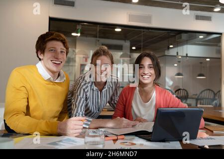 La gente di affari lavoro in ufficio Foto Stock