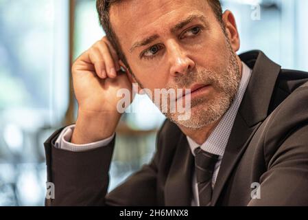 Primo piano di un esperto in carica Foto Stock