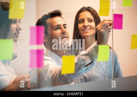 La gente di affari che lavorano insieme in ufficio Foto Stock
