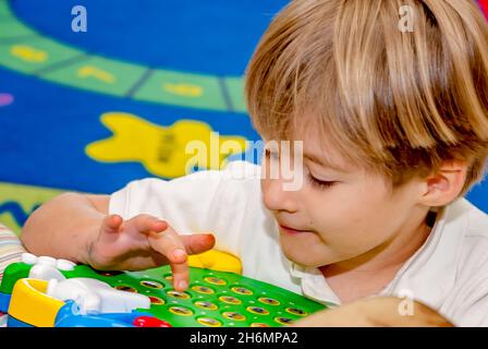 Un kindergartner suona con il giocattolo elettronico Phonics Firefly di Educational Insights l'ultimo giorno di scuola, 13 giugno 2011, in Mississippi. Foto Stock
