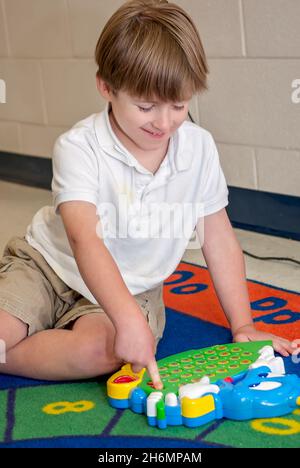 Un kindergartner suona con il giocattolo elettronico Phonics Firefly di Educational Insights l'ultimo giorno di scuola, 13 giugno 2011, in Mississippi. Foto Stock