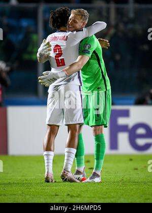 Stadio di San Marino, San Marino, Repubblica di San Marino, 15 novembre 2021, il Trent Alexander-Arnold dell'Inghilterra abbraccia Aaron Ramsdale durante il QAT Foto Stock