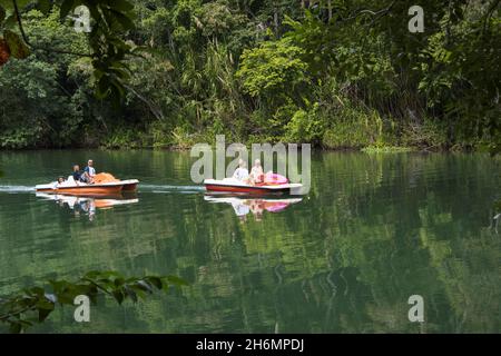 MATANZAS, CUBA - 16 ottobre 2021: La gente si gode un fine settimana al fiume Canimar nella provincia di Matanzas, Cuba Foto Stock