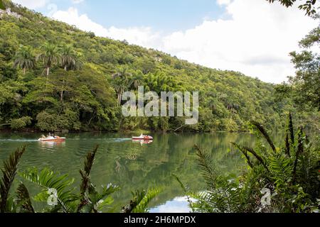 MATANZAS, CUBA - 16 ottobre 2021: La gente si gode un fine settimana al fiume Canimar nella provincia di Matanzas, Cuba Foto Stock