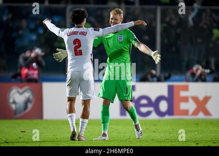Stadio di San Marino, San Marino, Repubblica di San Marino, 15 novembre 2021, il Trent Alexander-Arnold dell'Inghilterra abbraccia Aaron Ramsdale durante il QAT Foto Stock
