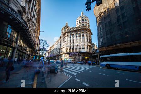 Vista del traffico e pedonale sulla strada con eclettico Bencich edificio in background Foto Stock