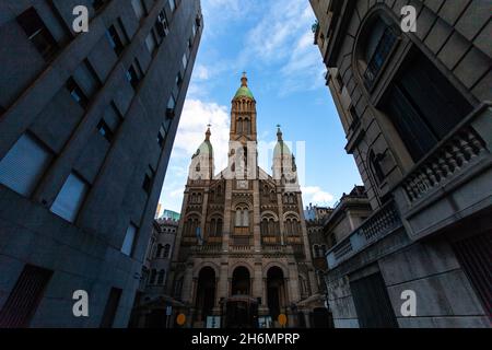 Vista ad angolo basso della Basilica Santissimo Sacramento contro il cielo Foto Stock