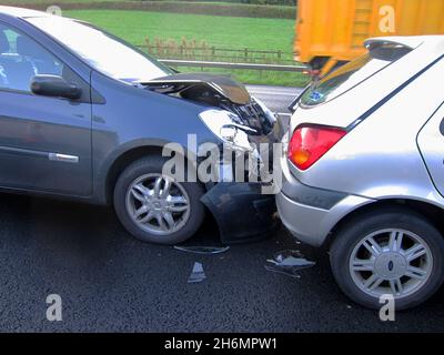 Ottobre 2010 - la macchina si schiantava sull'autostrada M4 vicino a Newport nel Galles del Sud, Regno Unito. Foto Stock