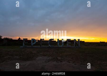 Vista del testo Epiecuen su paesaggio abbandonato durante il tramonto Foto Stock