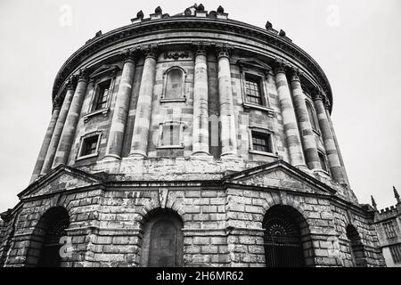 OXFORD, REGNO UNITO - Apr 03, 2021: Una foto in scala di grigi della Radcliffe Camera a Oxford, Regno Unito Foto Stock