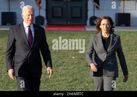 Washington, DC, Stati Uniti. 15 Nov 2021. 11/15/21- la Casa Bianca- Washington DC.President Joe Biden e Vice President Kamala Harris camminano fino al palco prima di Biden firmare il progetto di legge per le infrastrutture bipartisan da 1.2 trilioni di dollari durante una cerimonia sul prato meridionale della Casa Bianca (immagine di credito: © Christy Bowe/ZUMA Press Wire) Foto Stock