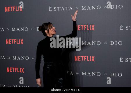 Il Metropolitan Cinema di Napoli ospiterà la prima di Paolo Sorrentino "IT was the Hand of God", il film che ha vinto il premio Silver Lion Grand Jury al Festival del Cinema di Venezia e che è stato nominato dall'Italia come Oscar per il miglior Film Internazionale. Nella foto Luisa Ranieri Foto Stock