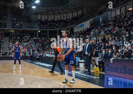 Lione, Francia. 16 novembre 2021. Lione, Francia, 16 novembre 2021 Sergio Llull (23 Real Madrid) si prepara a sparare a distanza durante la stagione regolare Eurolega Turkish Airlines turno 10 tra LDLC ASVEL Lyon-Villeurbanne e Real Madrid all'Astroballe Arena di Villeurbanne, Francia. Lyubomir Domozetski/SPP Credit: SPP Sport Press Photo. /Alamy Live News Foto Stock