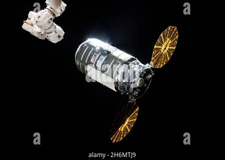 Cygnus arriva alla Stazione spaziale Internazionale (ISS) il 12 agosto 2021 dopo un lancio due giorni prima su un razzo Northrop Grumman Antares dalla struttura di volo di NASAs Wallops sull'isola di Wallops, Virginia. È la companys missione commerciale di riapprovvigionamento di servizi alla stazione spaziale per la NASA. Northrop Grumman nominò la navicella spaziale dopo l'astronauta della NASA Ellison Onizuka, il primo astronauta americano asiatico. Cygnus sarà deorbita mercoledì 15 dicembre 2021, a seguito di un motore deorbita che spara per impostare un reingresso distruttivo in cui la navicella spaziale, riempito di rifiuti la stazione spaziale cre Foto Stock