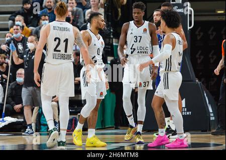 Lione, Francia. 16 novembre 2021. Lione, Francia, 16 novembre 2021 i giocatori di ASVEL durante la stagione regolare dell'Eurolega Turkish Airlines 10 tra LDLC ASVEL Lyon-Villeurbanne e Real Madrid all'Astroballe Arena di Villeurbanne, Francia. Lyubomir Domozetski/SPP Credit: SPP Sport Press Photo. /Alamy Live News Foto Stock